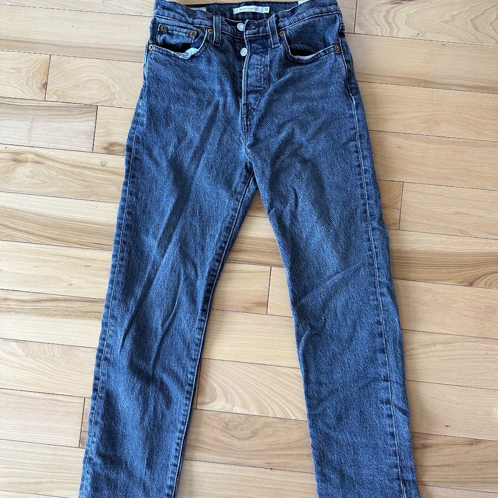 Levi Wedgie Straight Size 24